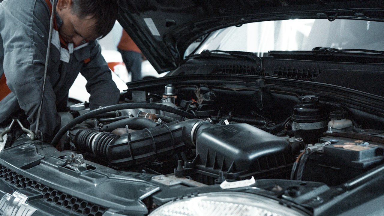 Motor bölümünde akü kontrolü - Batuhan Oto Elektrik